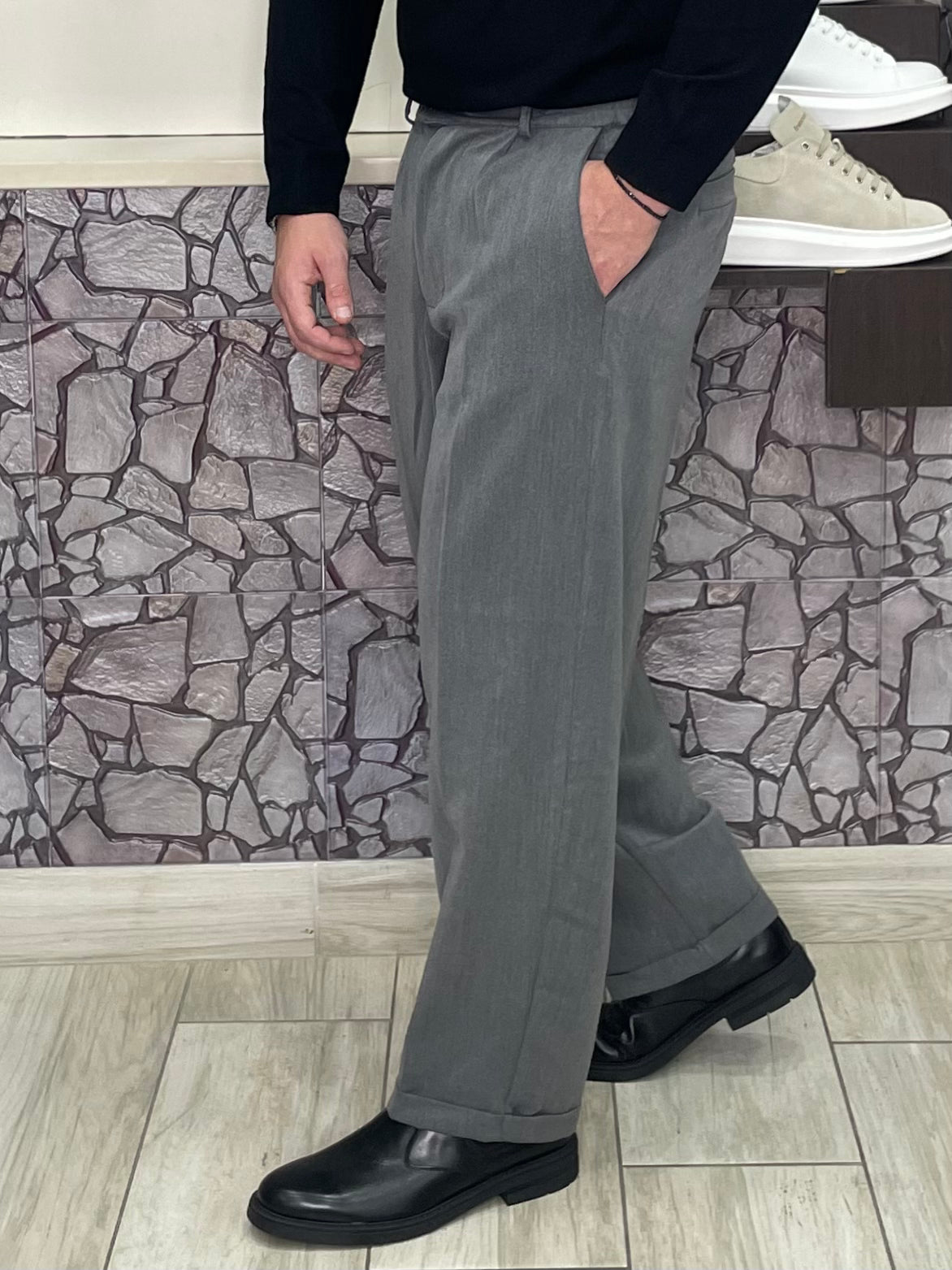 Pantalone fondo ampio chiusura con fascia e bottone