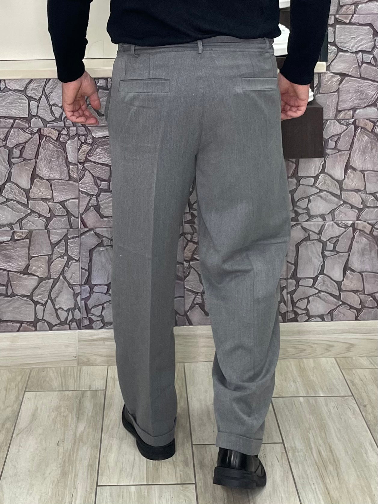 Pantalone fondo ampio chiusura con fascia e bottone