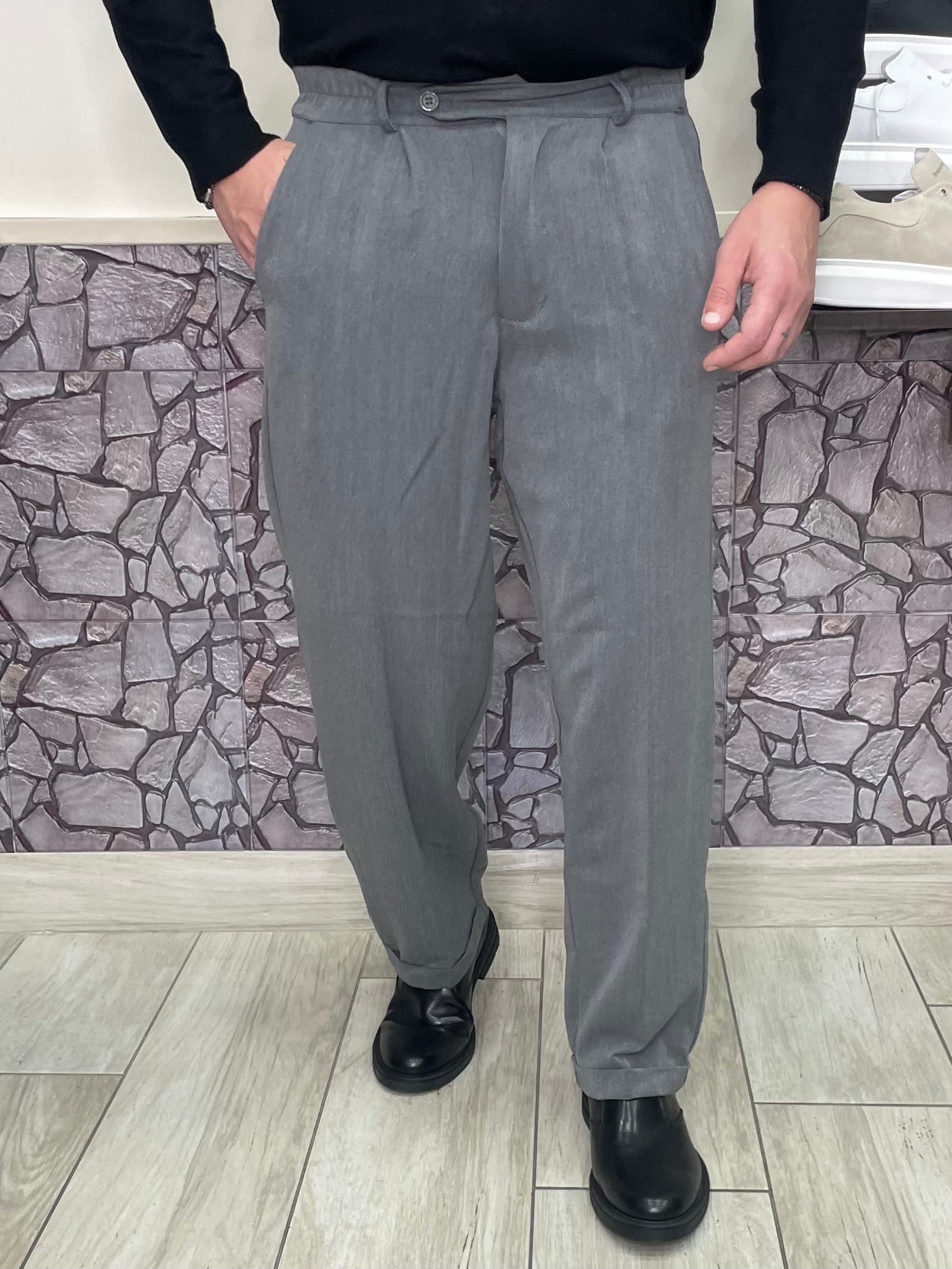 Pantalone fondo ampio chiusura con fascia e bottone