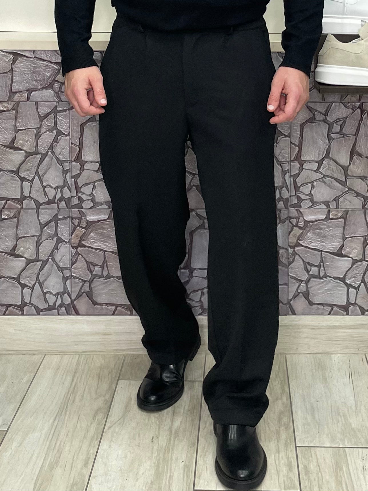 Pantalone fondo ampio chiusura con fascia e bottone