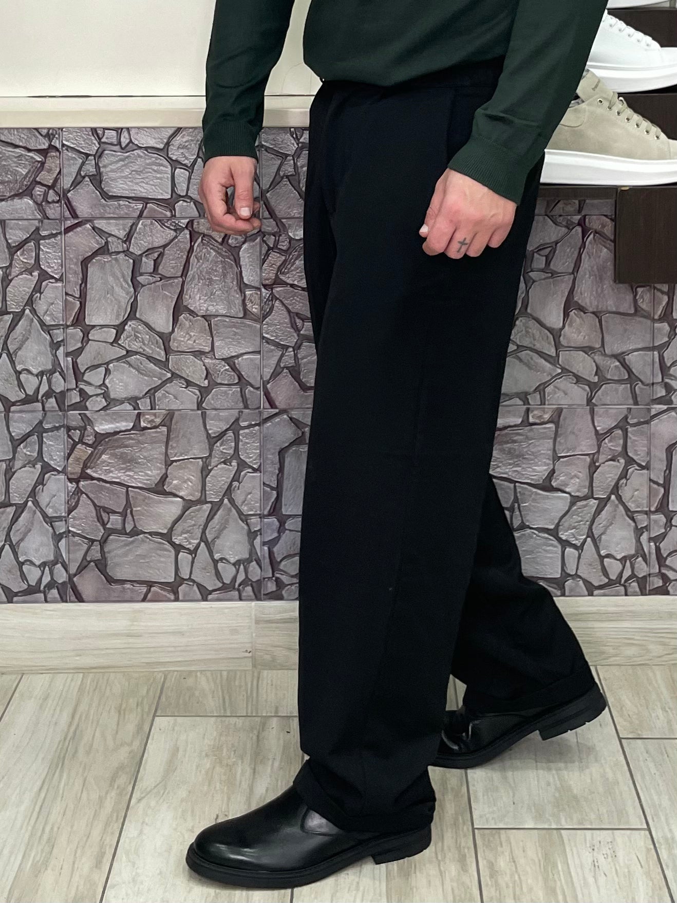 Pantalone fondo ampio chiusura con fascia e bottone