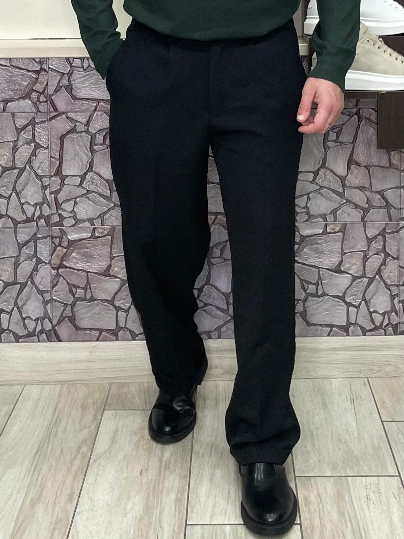 Pantalone fondo ampio chiusura con fascia e bottone