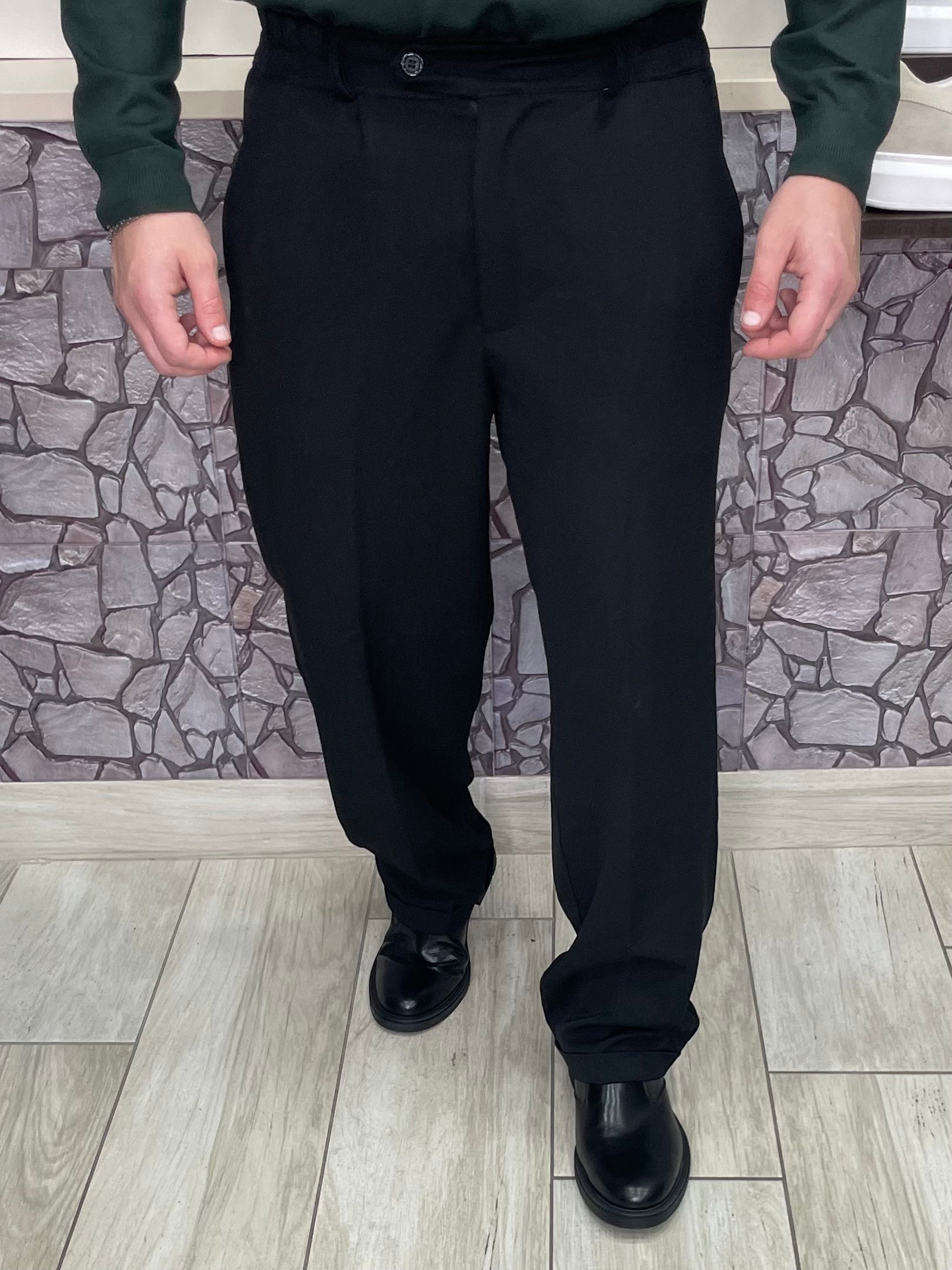 Pantalone fondo ampio chiusura con fascia e bottone