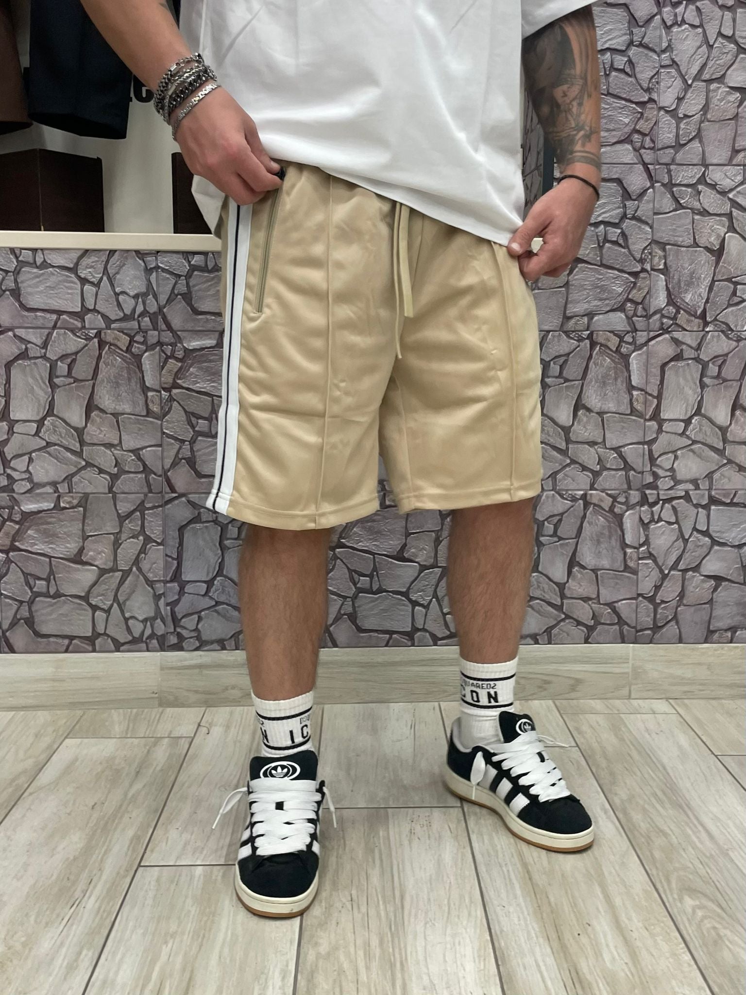 Pantaloncini con bande laterali disponibile vari colori