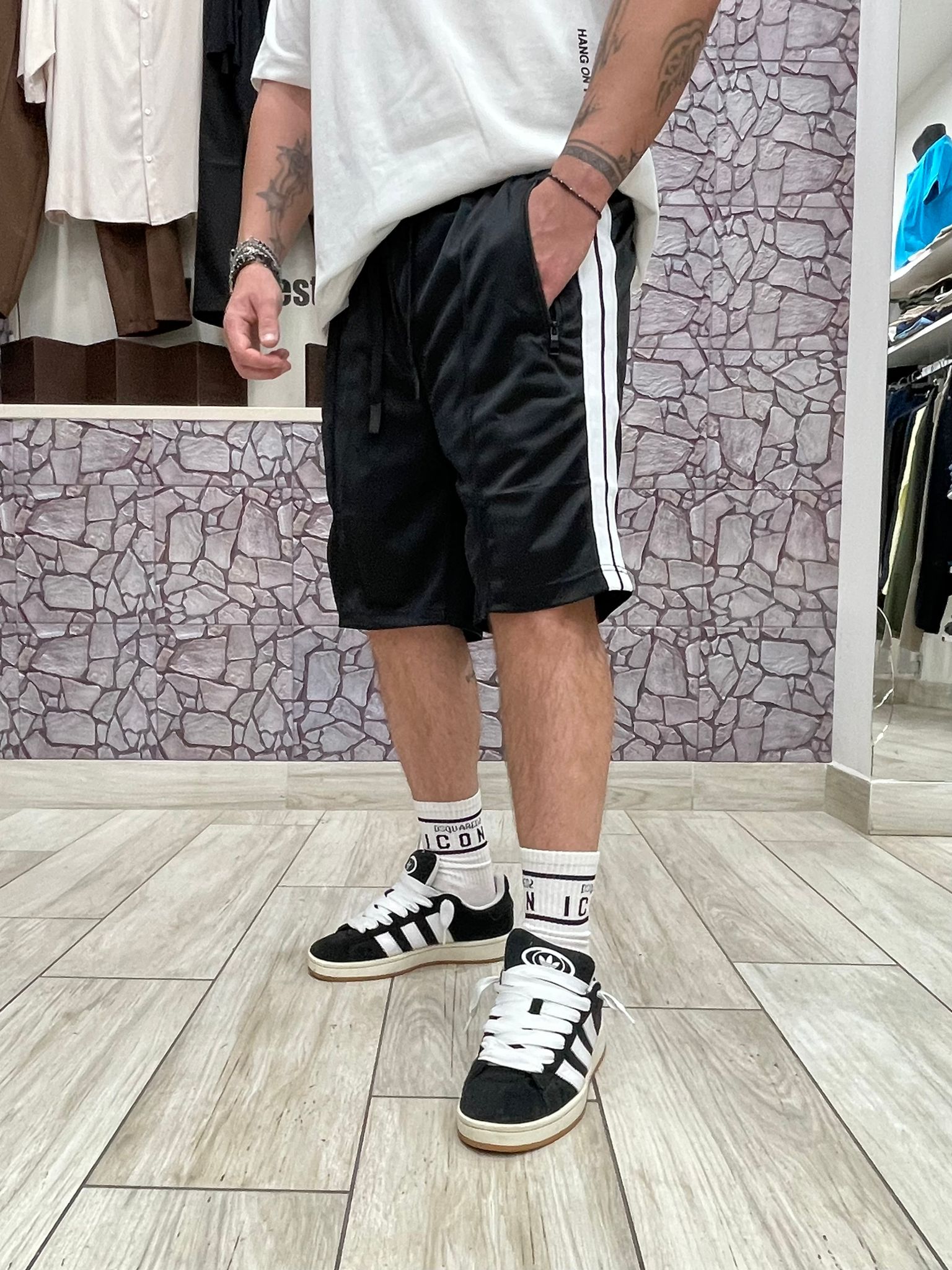 Pantaloncini con bande laterali disponibile vari colori