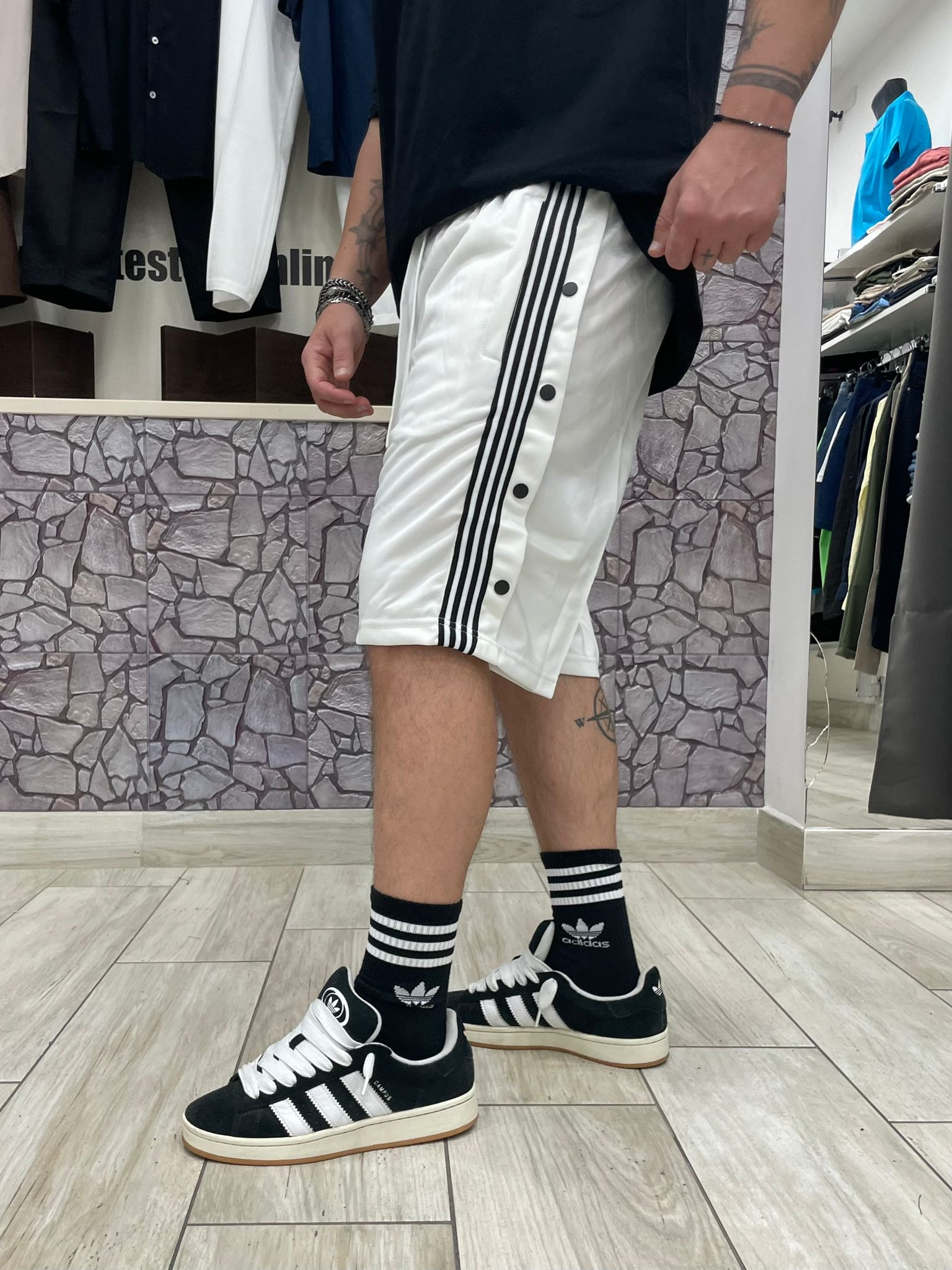 Pantaloncini con bande e bottoni finti disponibile vari colori