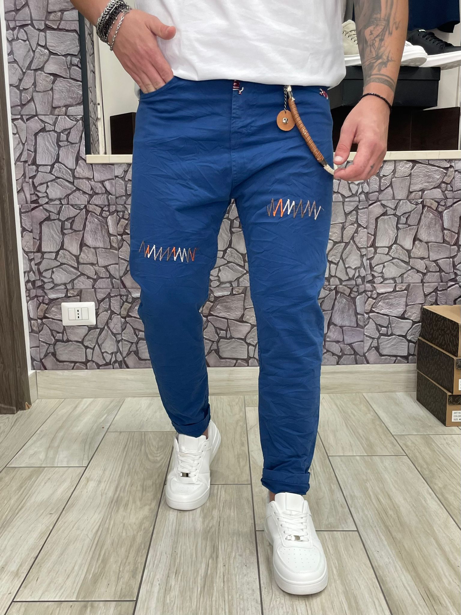 Pantalone outfit con fantasia ricamo colore Blu royal