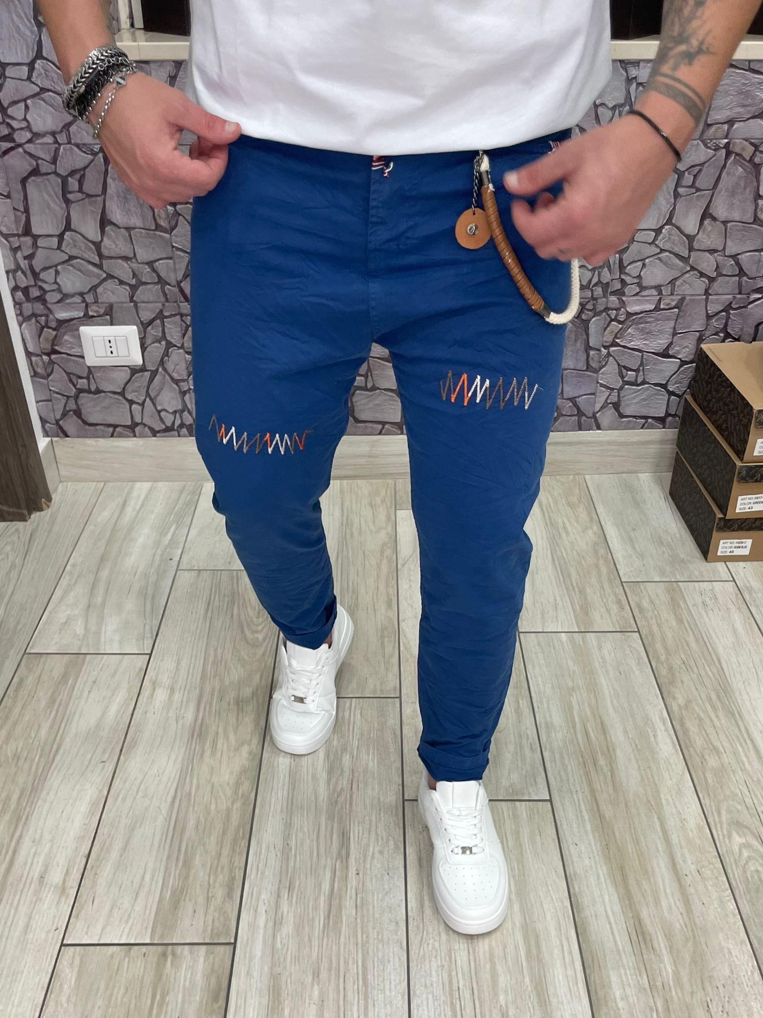 Pantalone outfit con fantasia ricamo colore Blu royal
