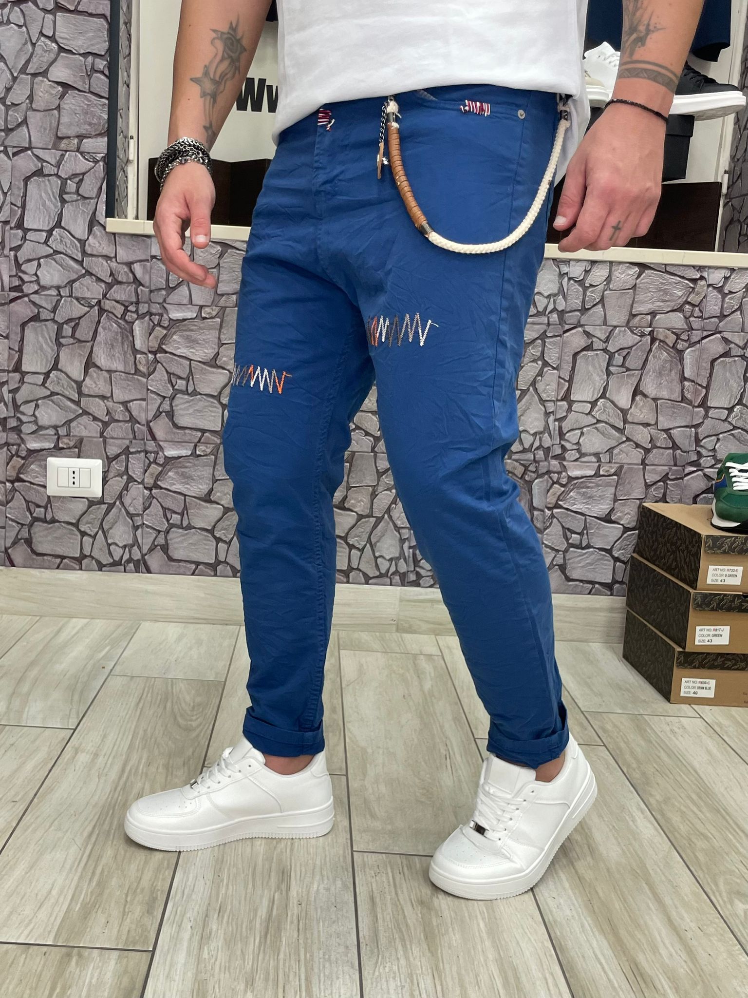 Pantalone outfit con fantasia ricamo colore Blu royal