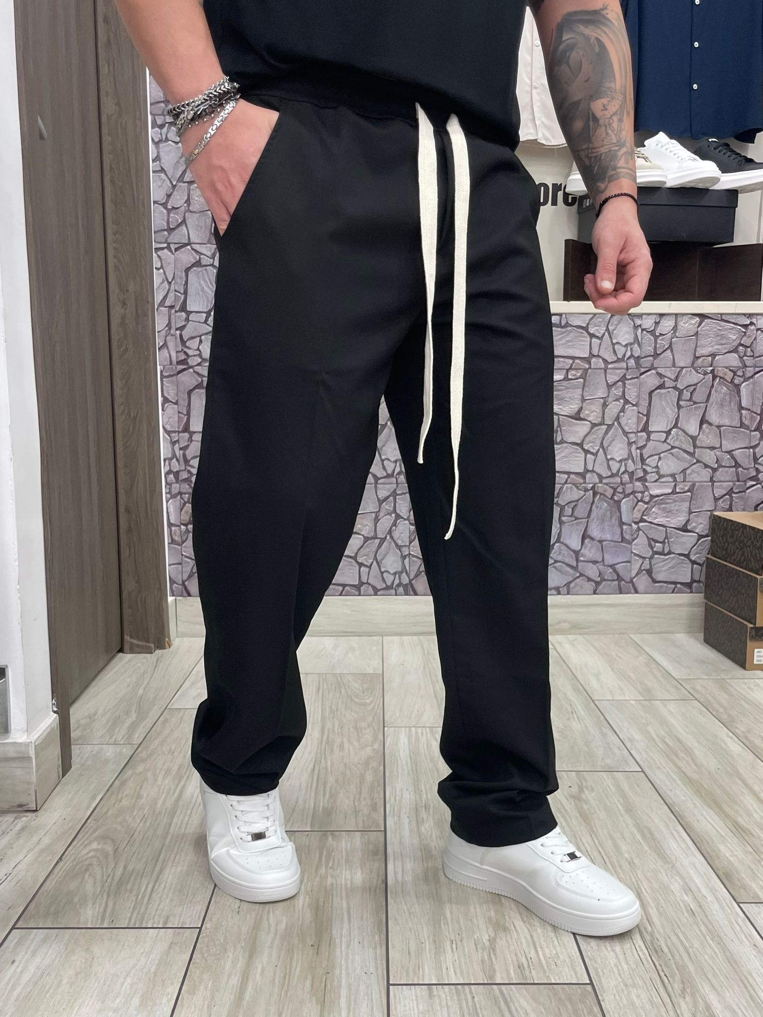 Pantalone fondo largo con laccio regolabile in vita colore Nero