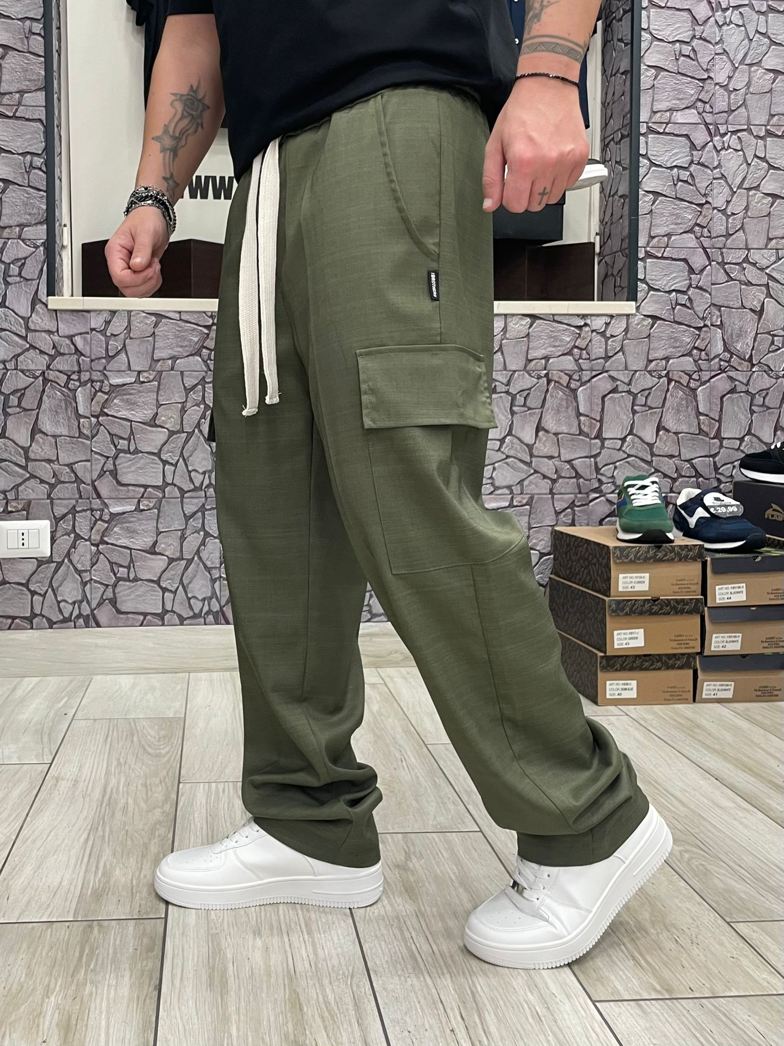 Pantalone fondo largo con tasconi e laccio regolabile in vita colore Verde