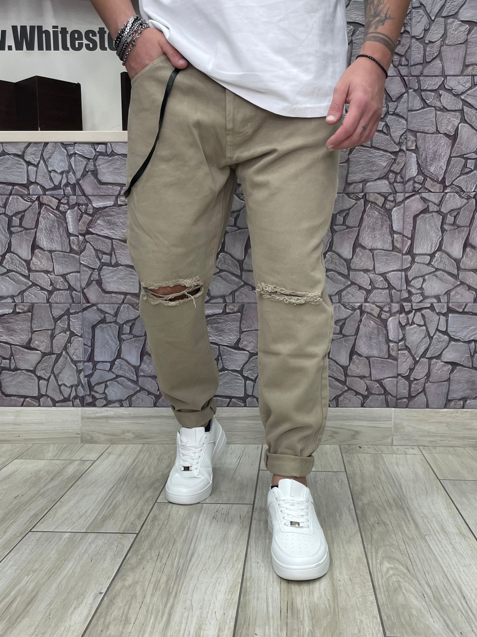 Jeans con strappo al ginocchio colore Beige
