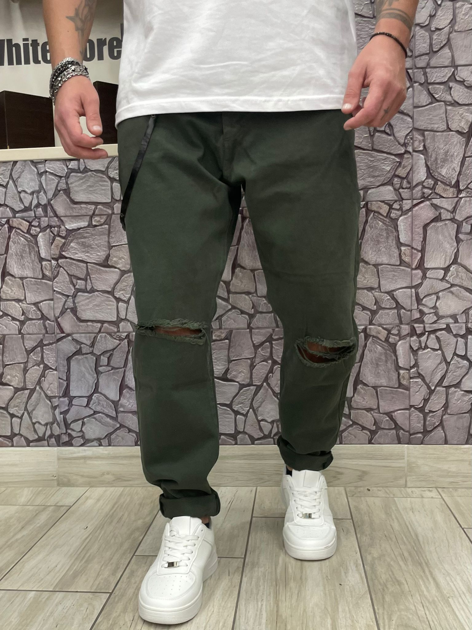 Jeans con strappo al ginocchio colore Verde