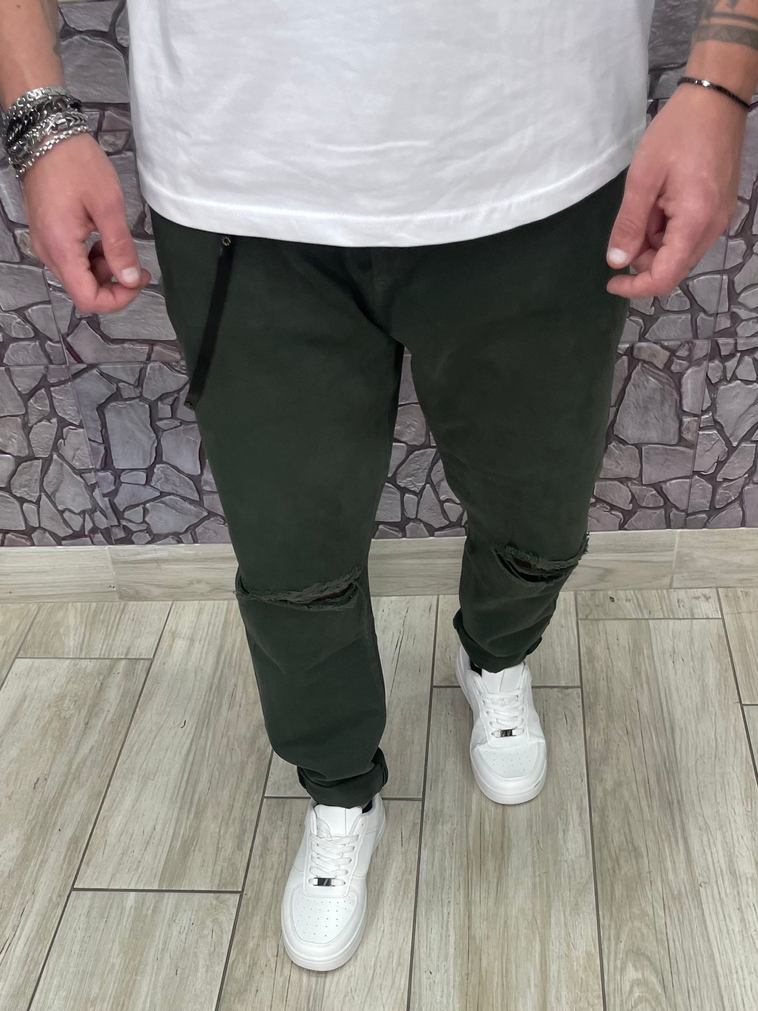 Jeans con strappo al ginocchio colore Verde