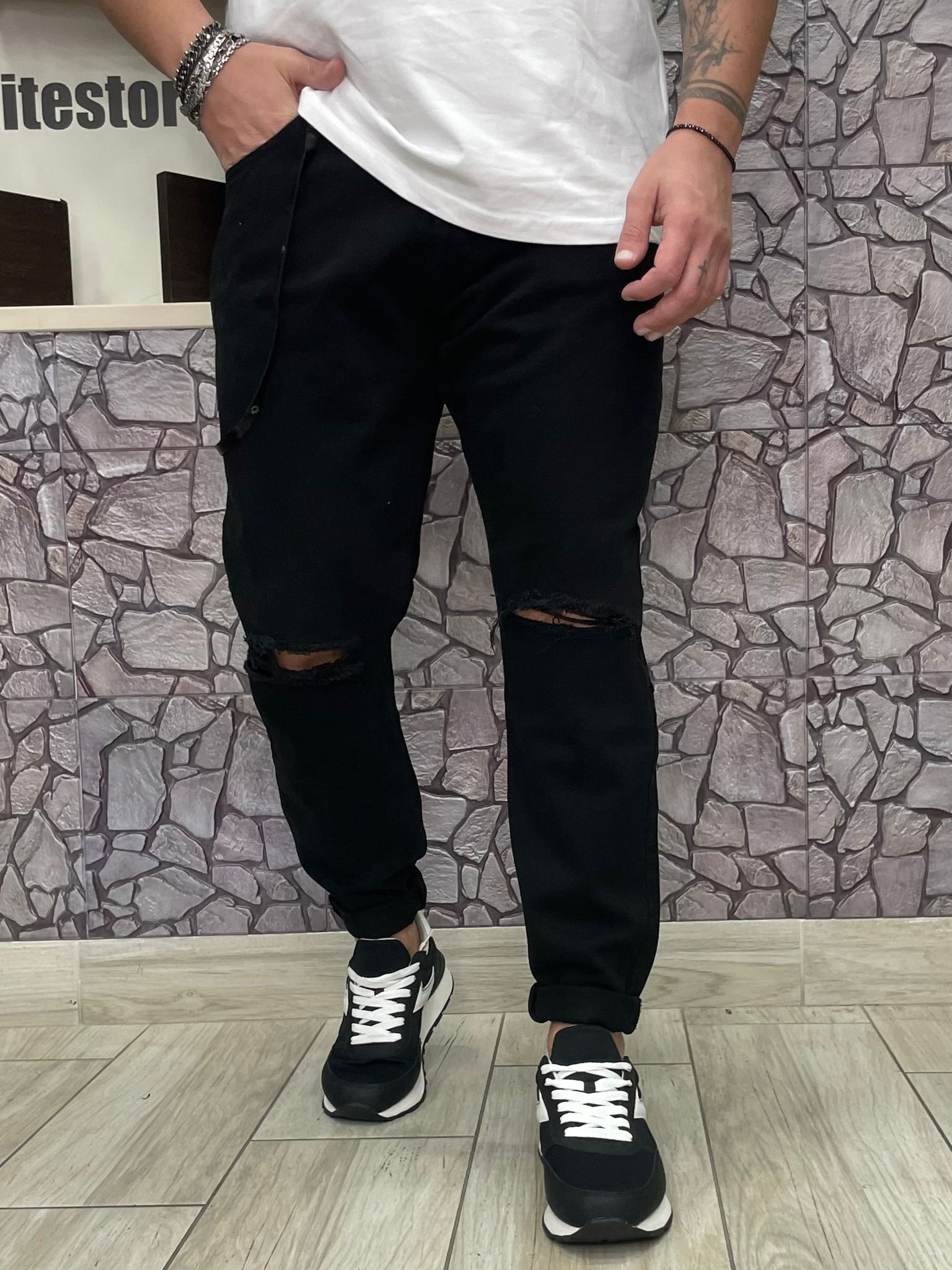 Jeans con strappo al ginocchio colore Nero