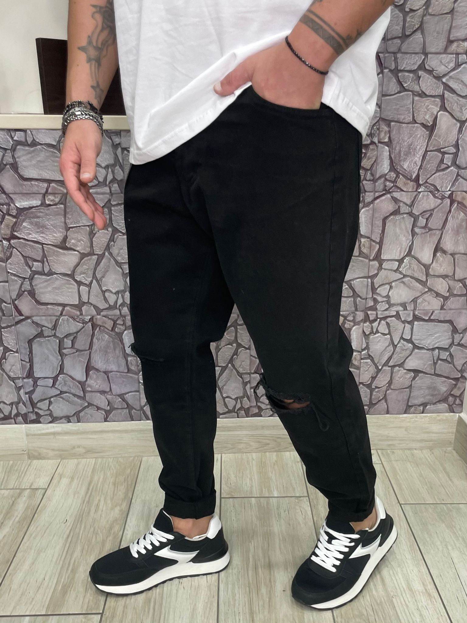 Jeans con strappo al ginocchio colore Nero