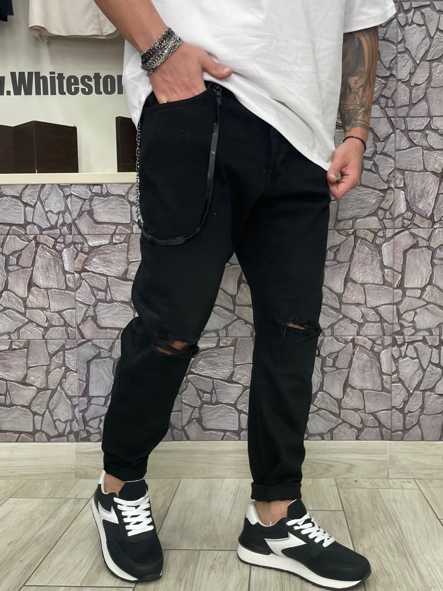 Jeans con strappo al ginocchio colore Nero