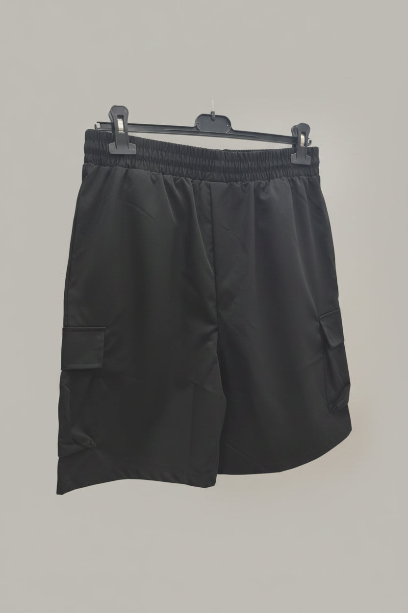 BERMUDA IN COTONE CON TASCONI COLORE NERO
