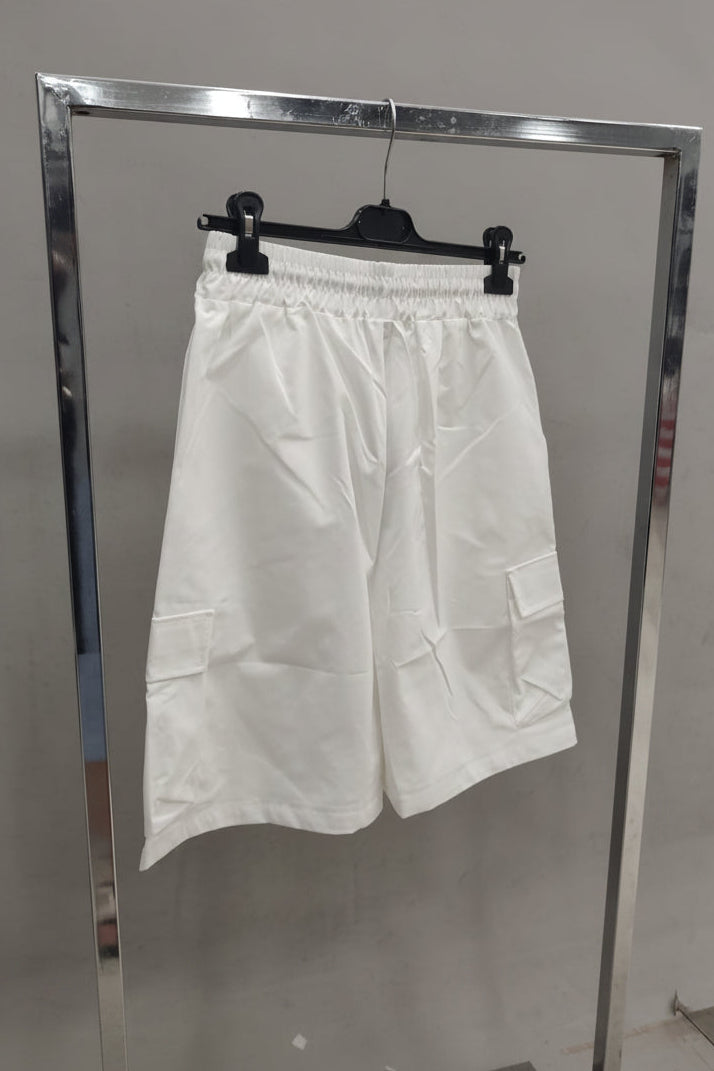 BERMUDA IN COTONE CON TASCONI COLORE BIANCO