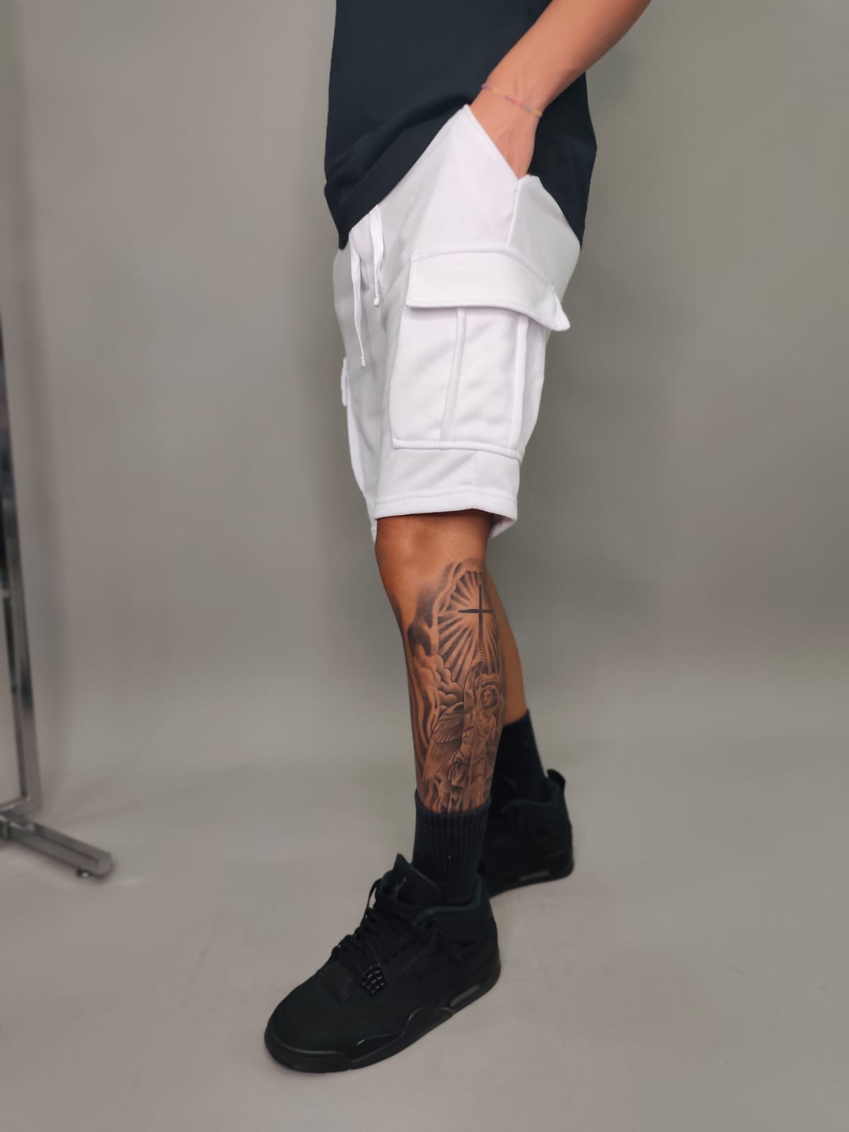 BERMUDA BASIC CON TASCONI COLORE BIANCO