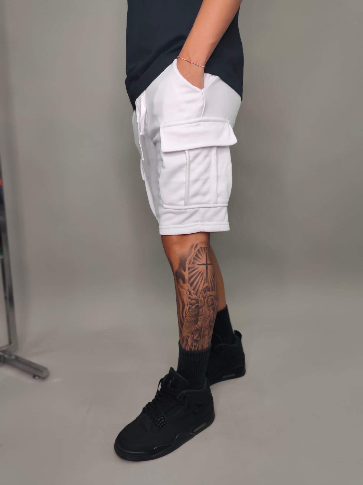 BERMUDA BASIC CON TASCONI COLORE BIANCO
