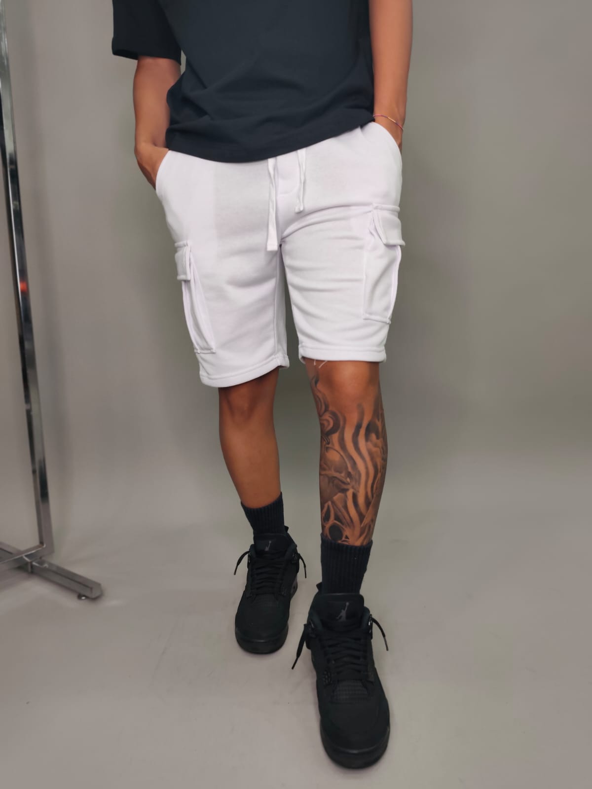 BERMUDA BASIC CON TASCONI COLORE BIANCO