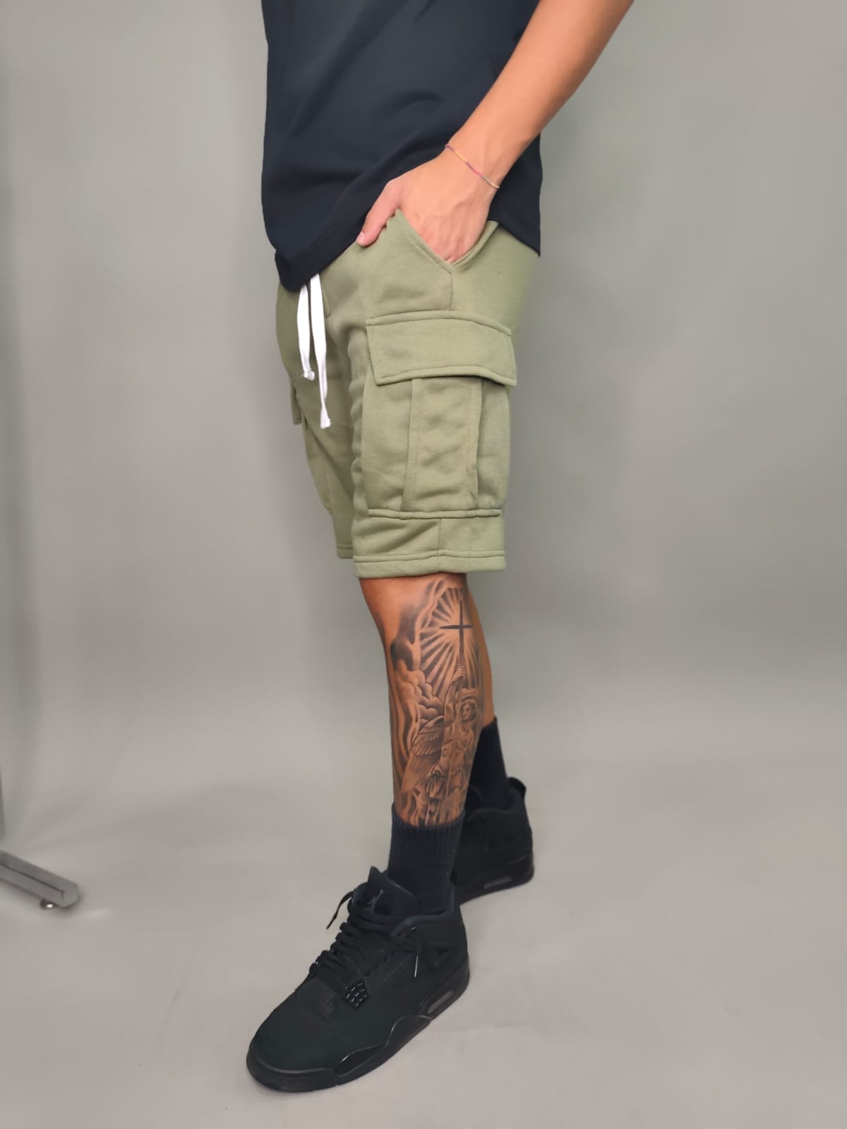 BERMUDA BASIC CON TASCONI COLORE VERDE