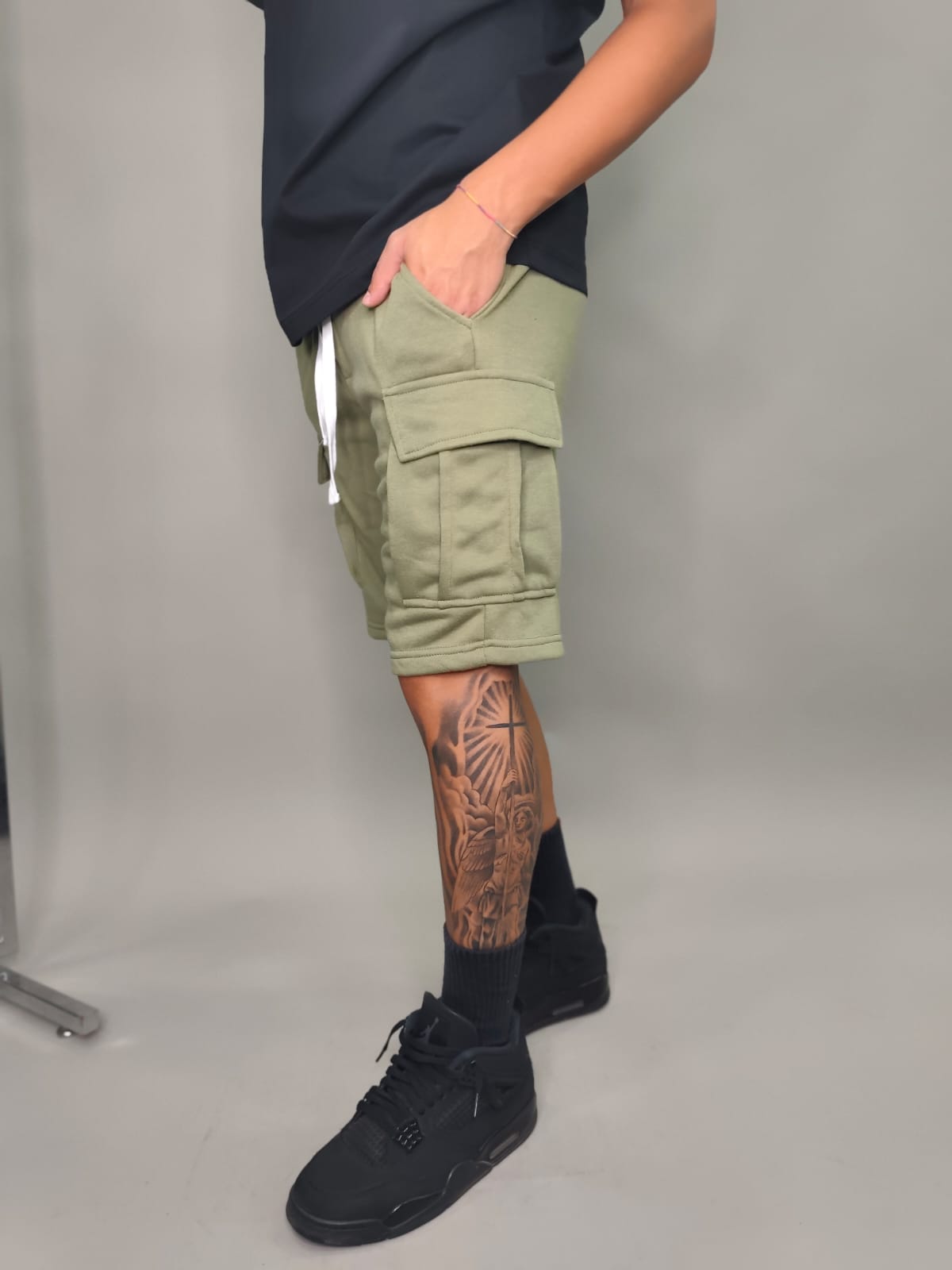 BERMUDA BASIC CON TASCONI COLORE VERDE