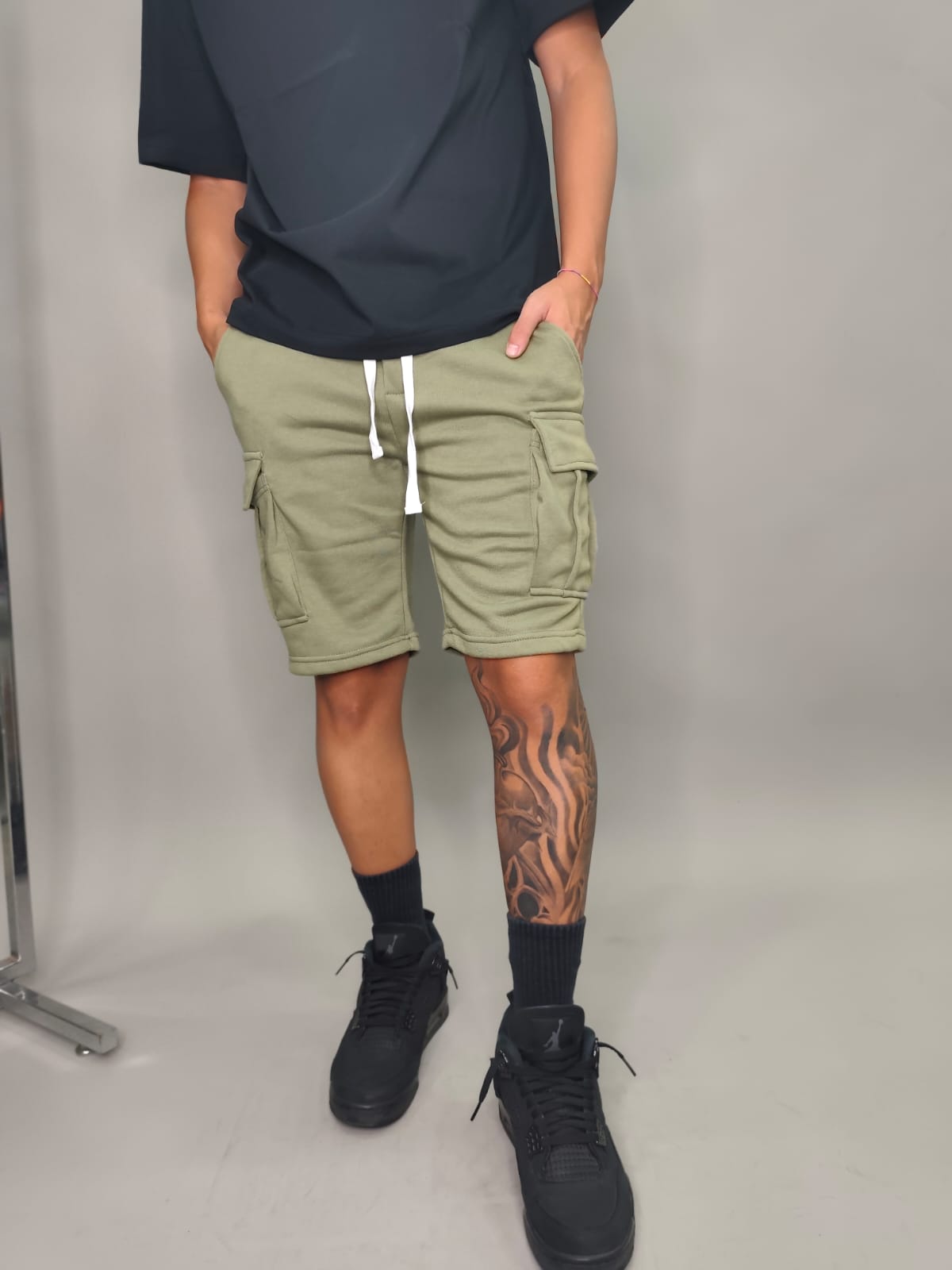 BERMUDA BASIC CON TASCONI COLORE VERDE