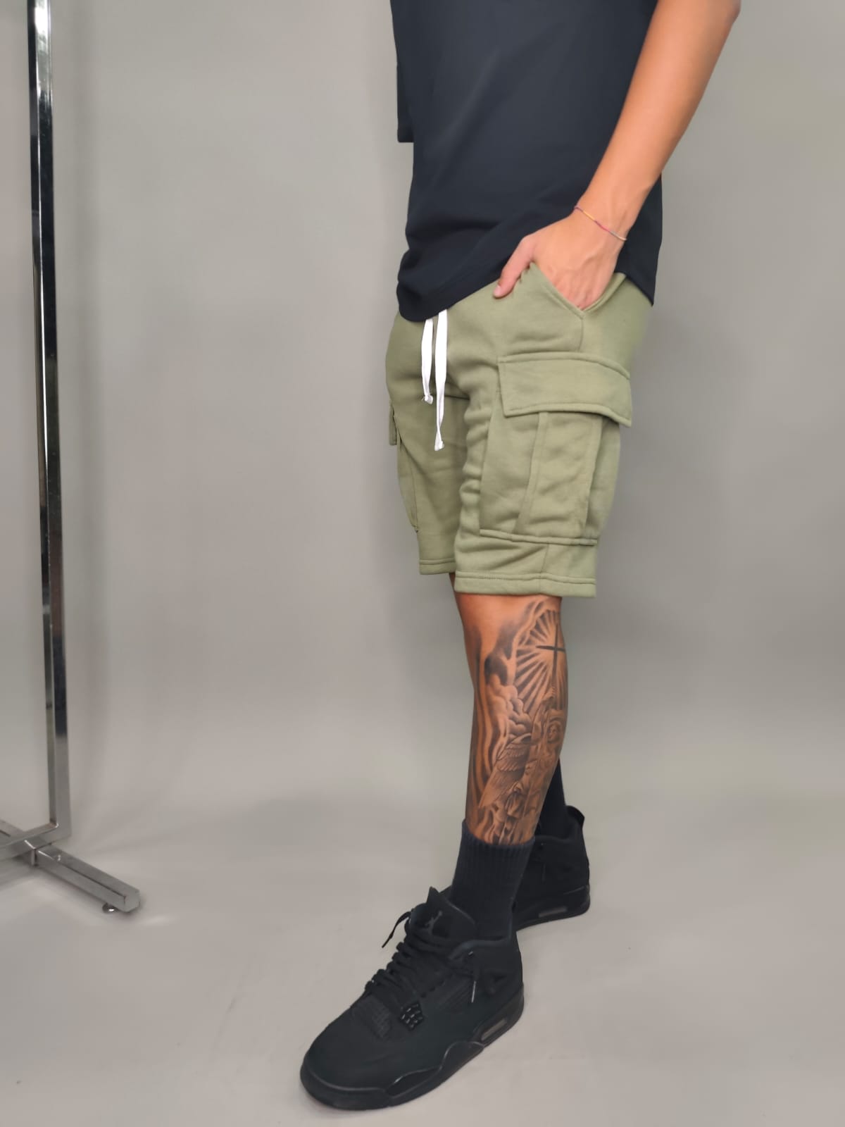 BERMUDA BASIC CON TASCONI COLORE VERDE