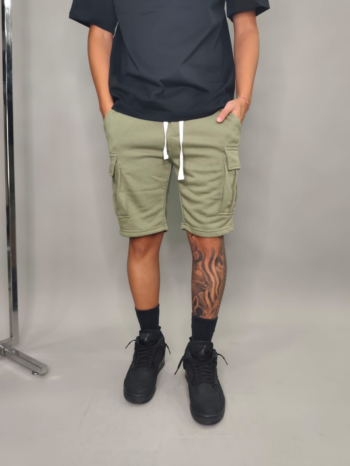 BERMUDA BASIC CON TASCONI COLORE VERDE