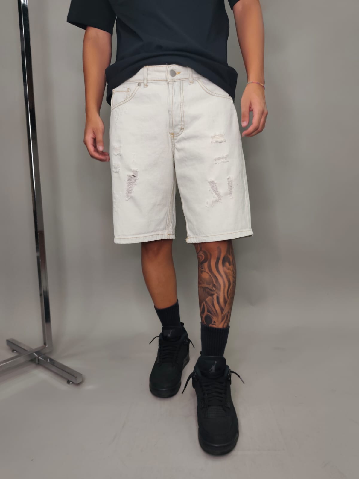 BERMUDA IN JEANS CON STRAPPI COLORE BIANCO