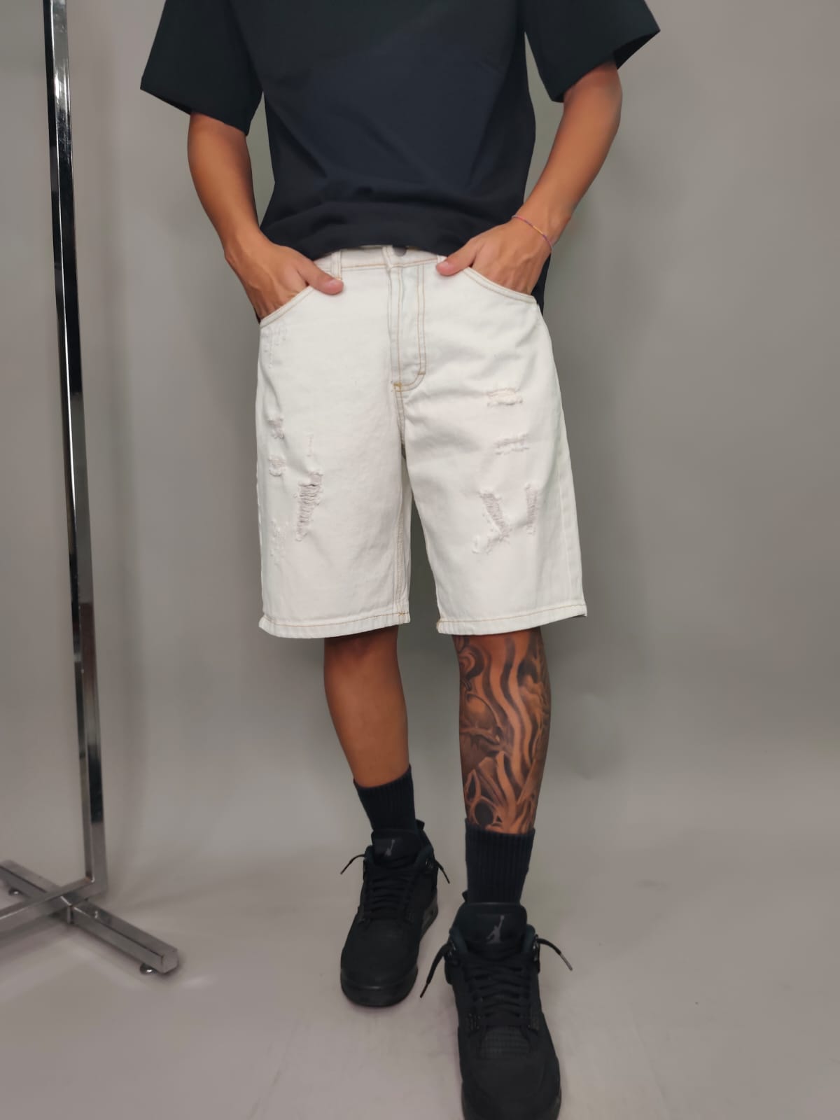 BERMUDA IN JEANS CON STRAPPI COLORE BIANCO