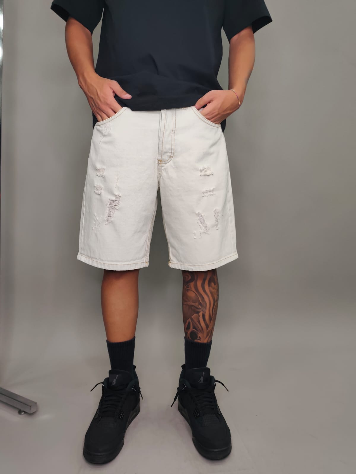 BERMUDA IN JEANS CON STRAPPI COLORE BIANCO