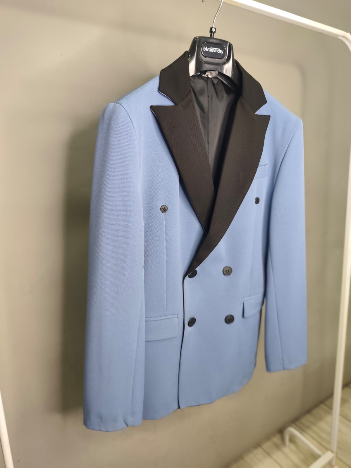 Giacca doppiopetto con rever ampio colore azzurro