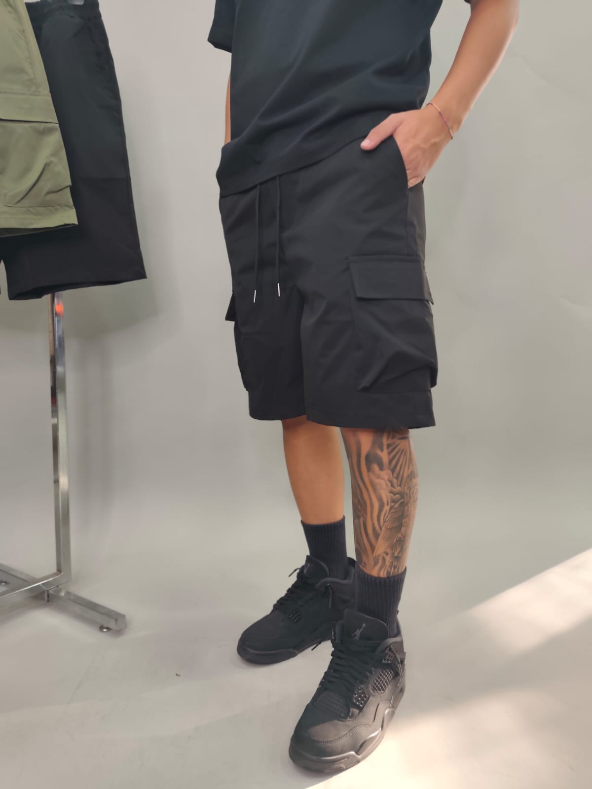 BERMUDA IN COTONE CON TASCONI COLORE NERO