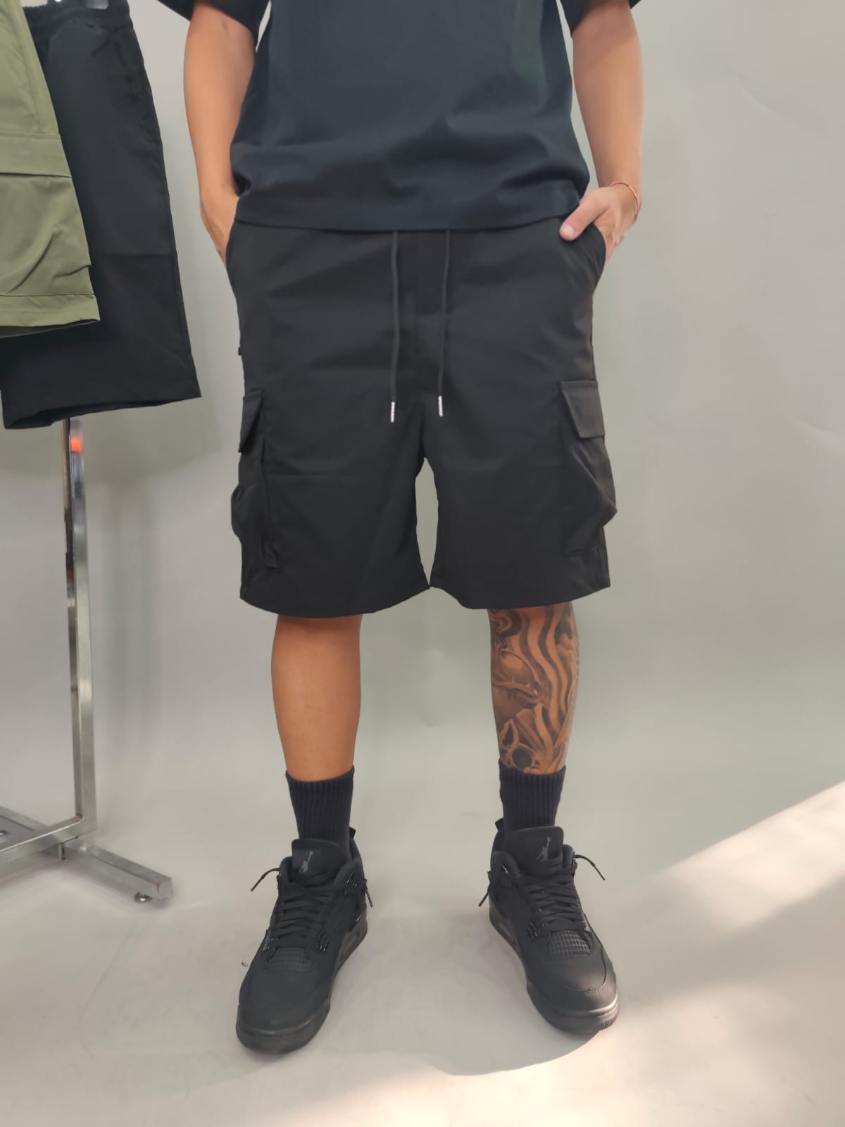 BERMUDA IN COTONE CON TASCONI COLORE NERO