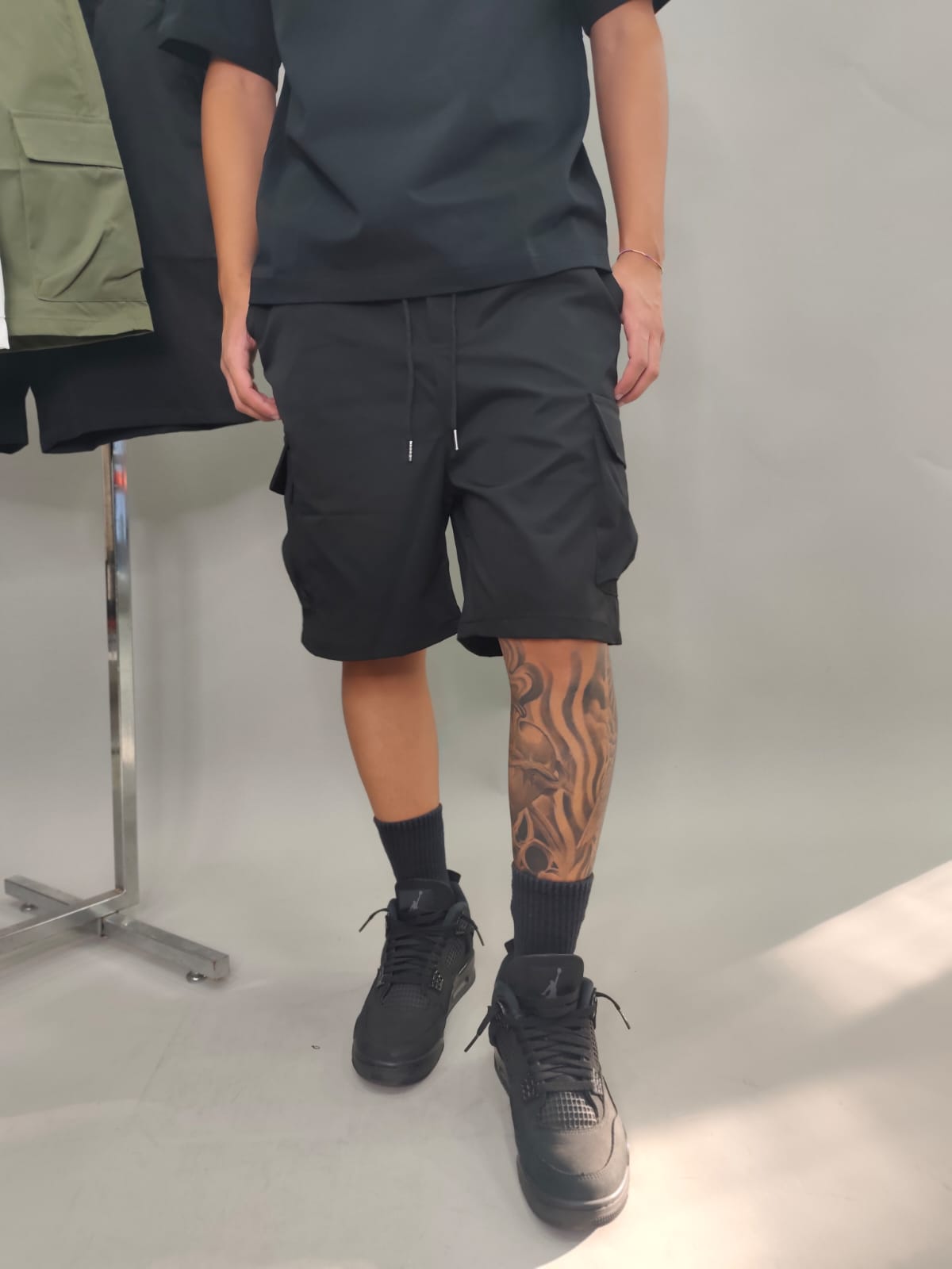 BERMUDA IN COTONE CON TASCONI COLORE NERO