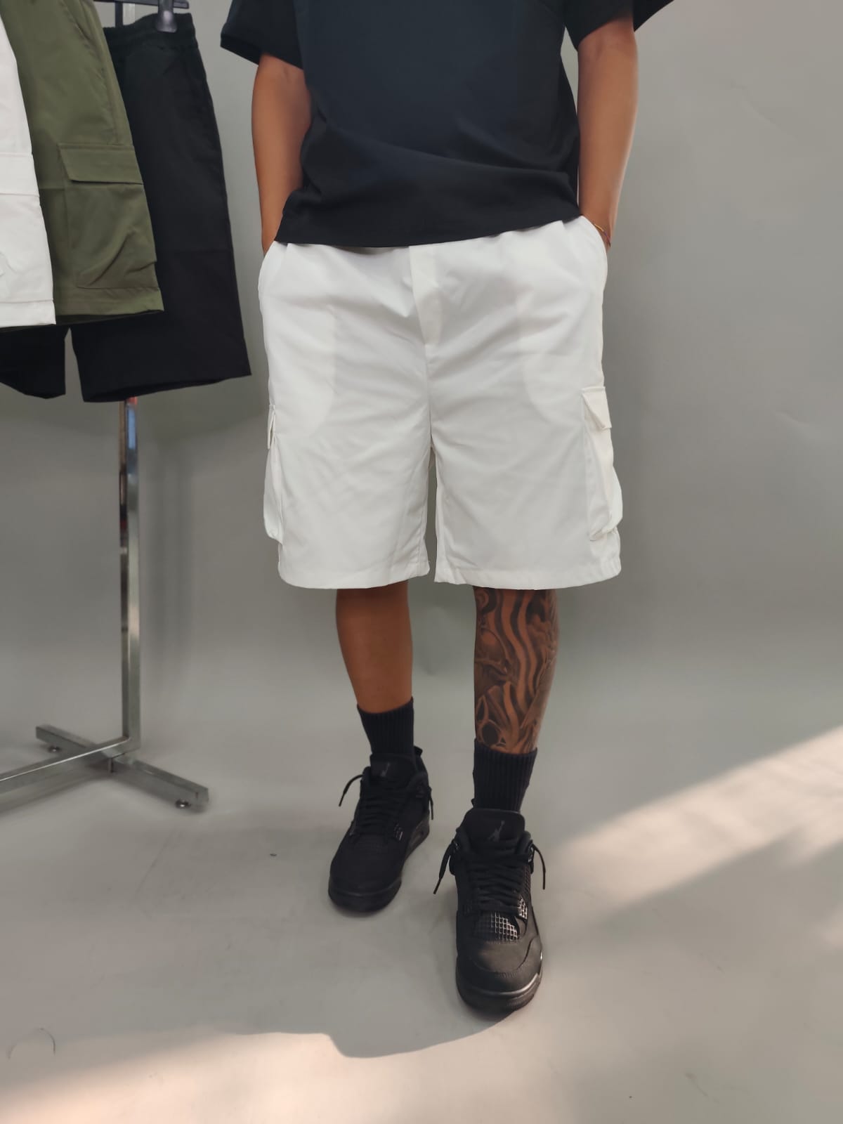 BERMUDA IN COTONE CON TASCONI COLORE BIANCO