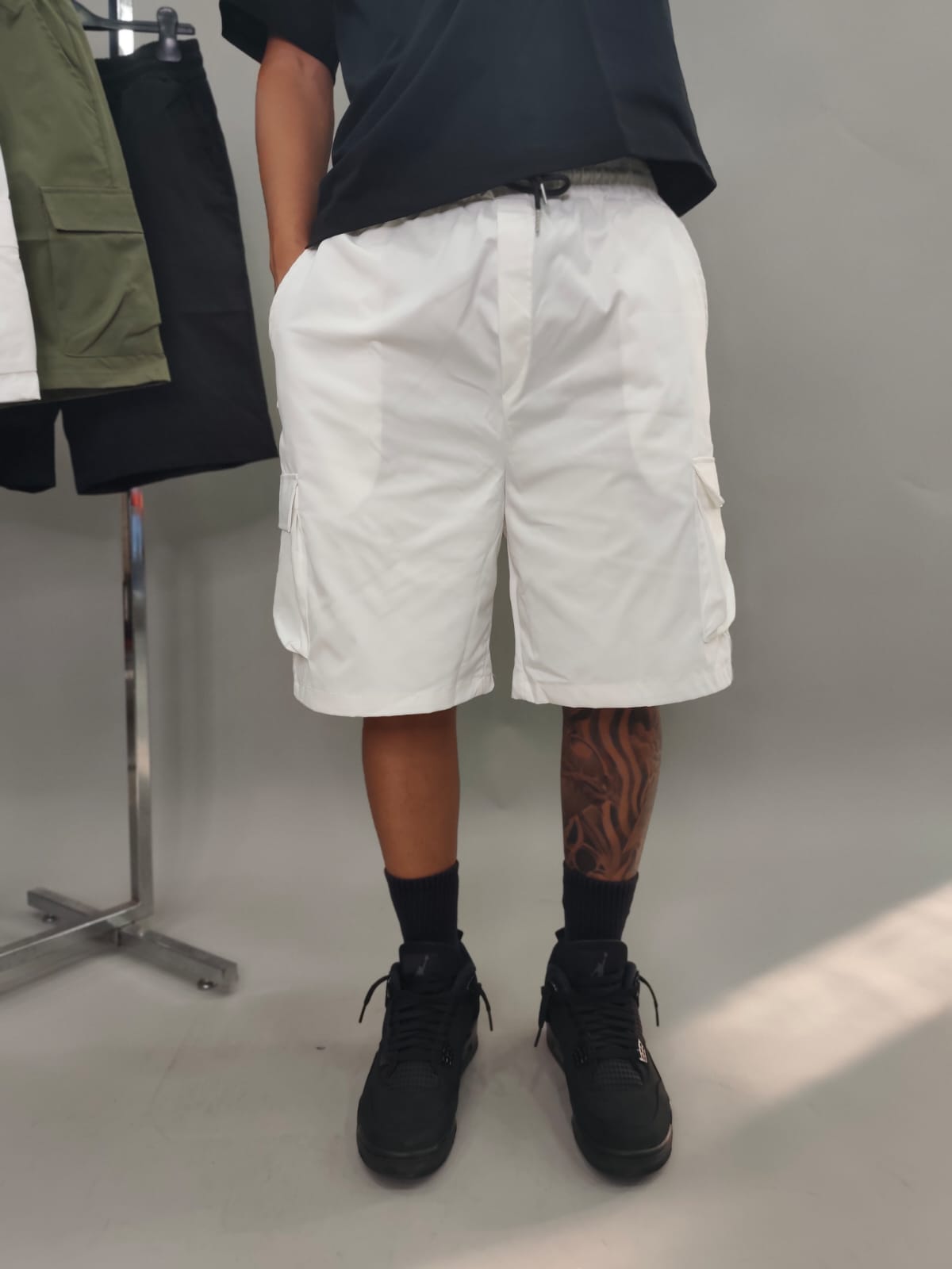 BERMUDA IN COTONE CON TASCONI COLORE BIANCO