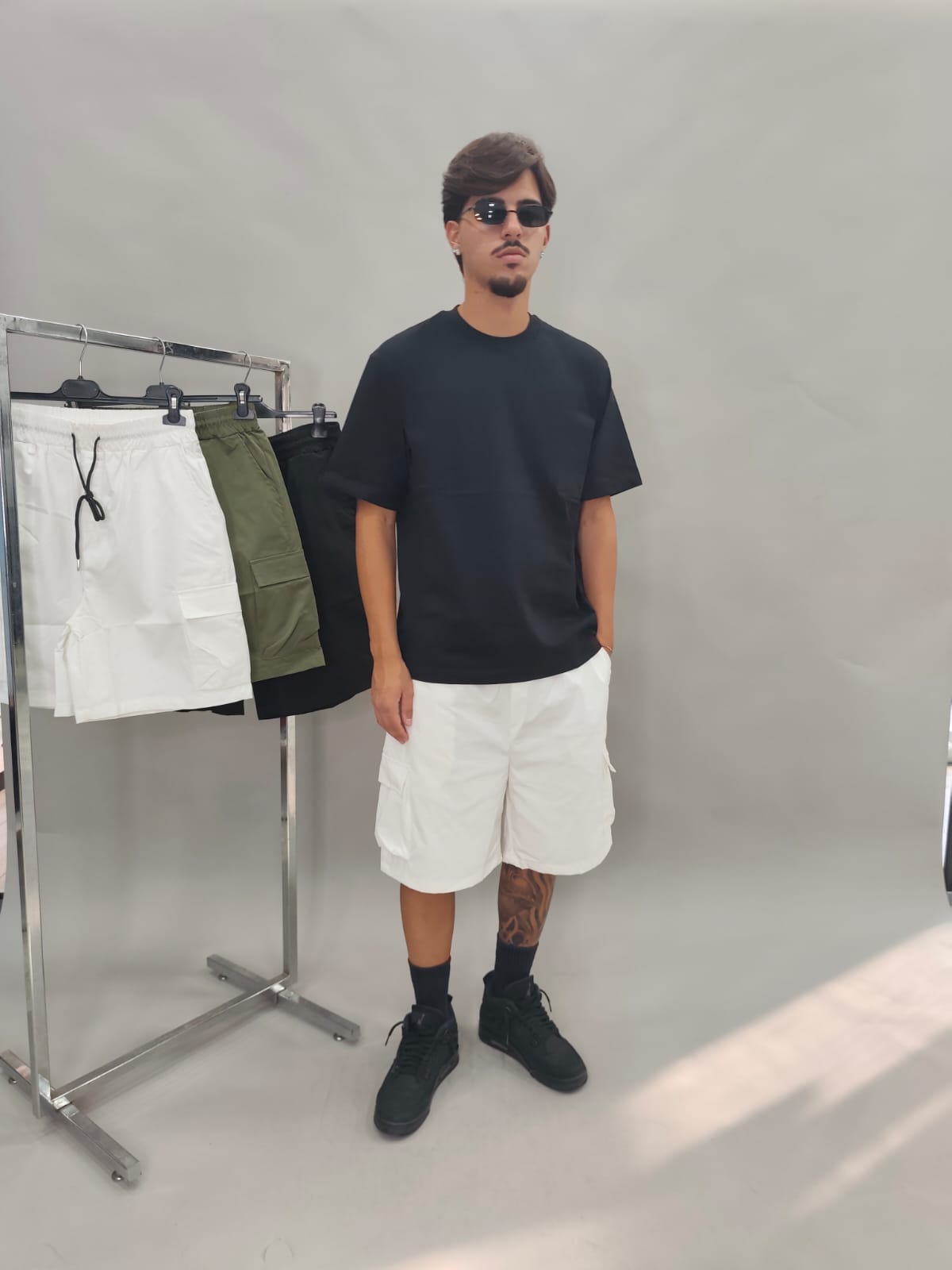 BERMUDA IN COTONE CON TASCONI COLORE BIANCO